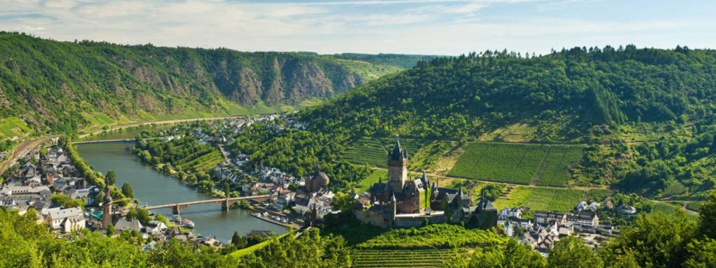 Aussicht auf die Mosel, die Weinberge und Cochem mit seiner Reichsburg