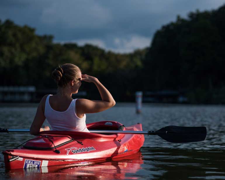 Frau beim Kanufahren auf der Mosel