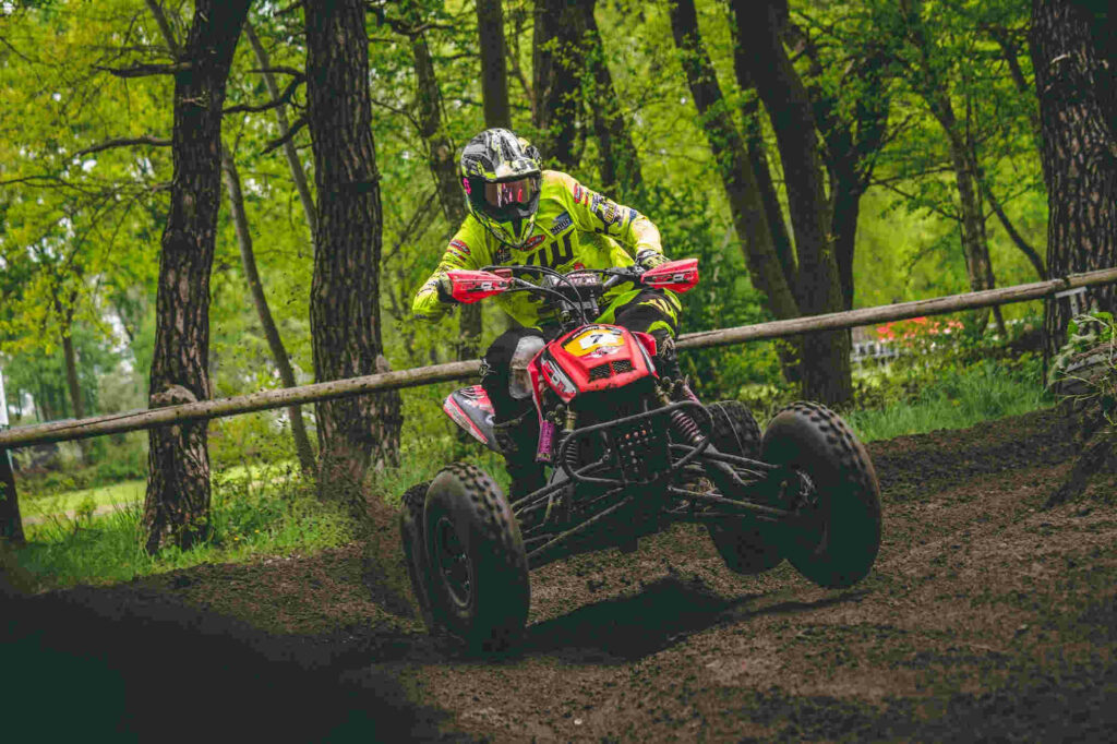 Quad-Fahrer im Wald